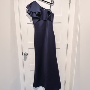 Beautiful fitted navy dress. Material is on the thicker side. Soft and comfy